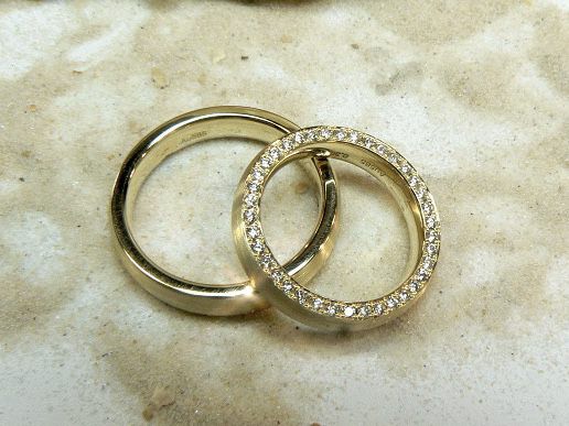 Trauringe Gelbgold mit Brillanten seitlich