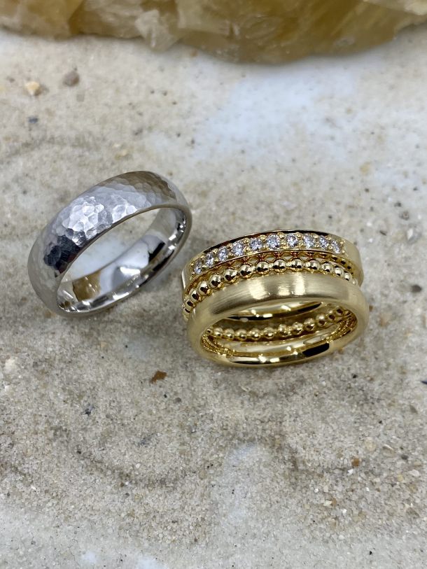 Kombination Platin Hammerschlag - Gelbgold mit Kugelring & Brillanten