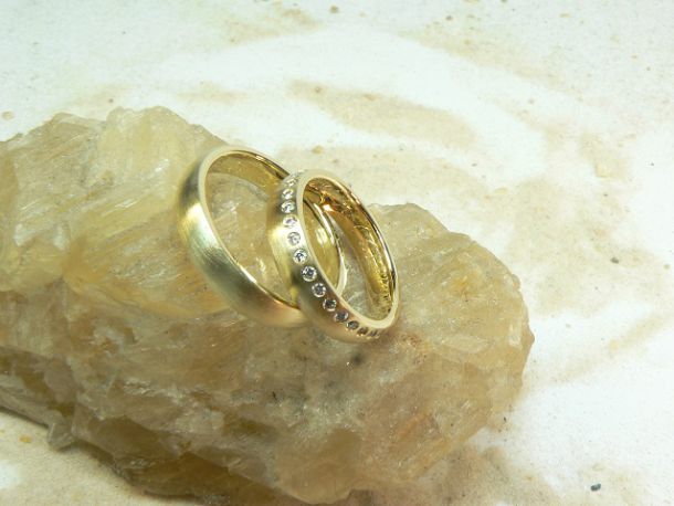 Ringpaar Gelbgold mit Brillantreihe rundumlaufend