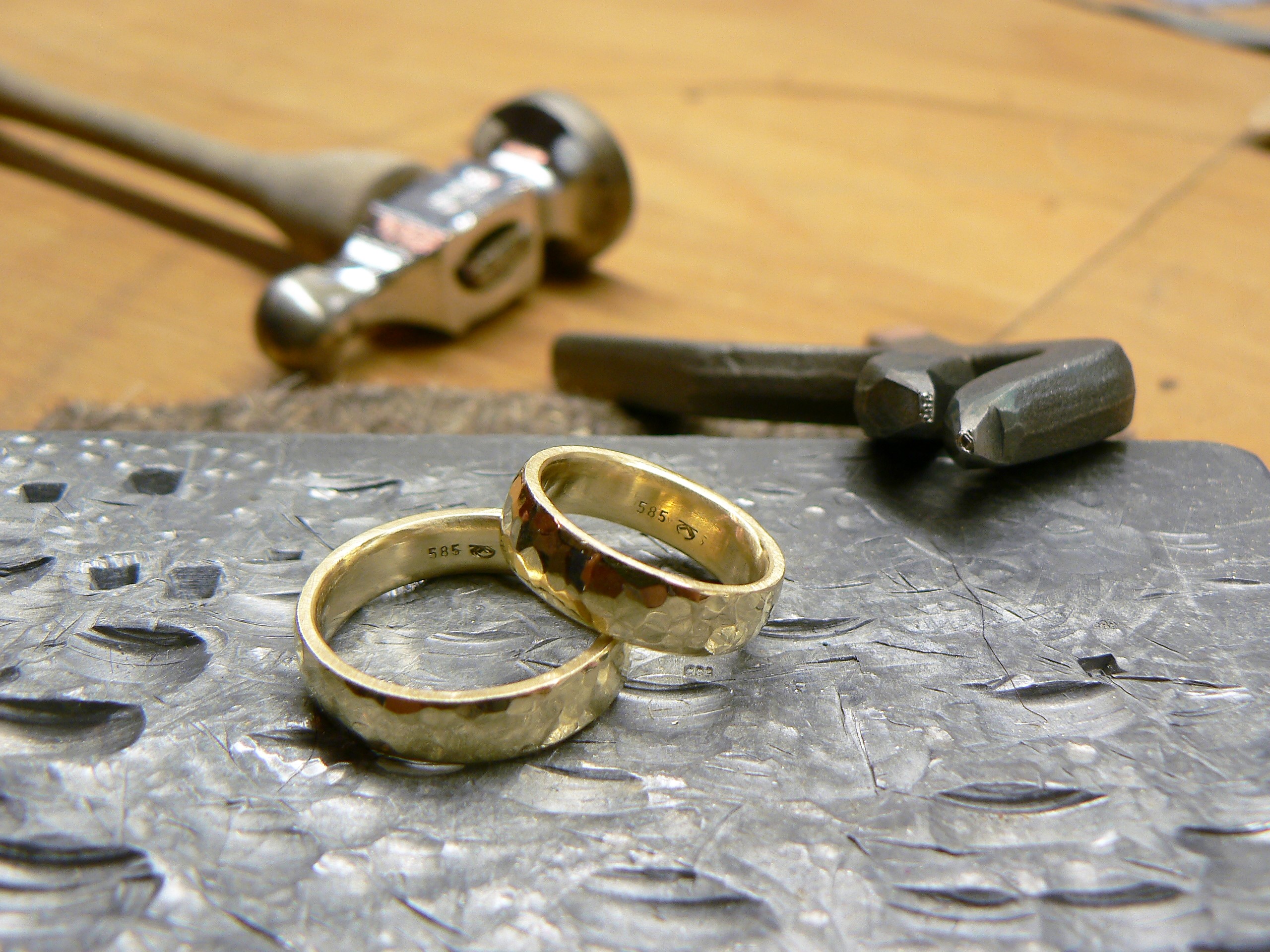 Ringe aus Gold am Werktisch